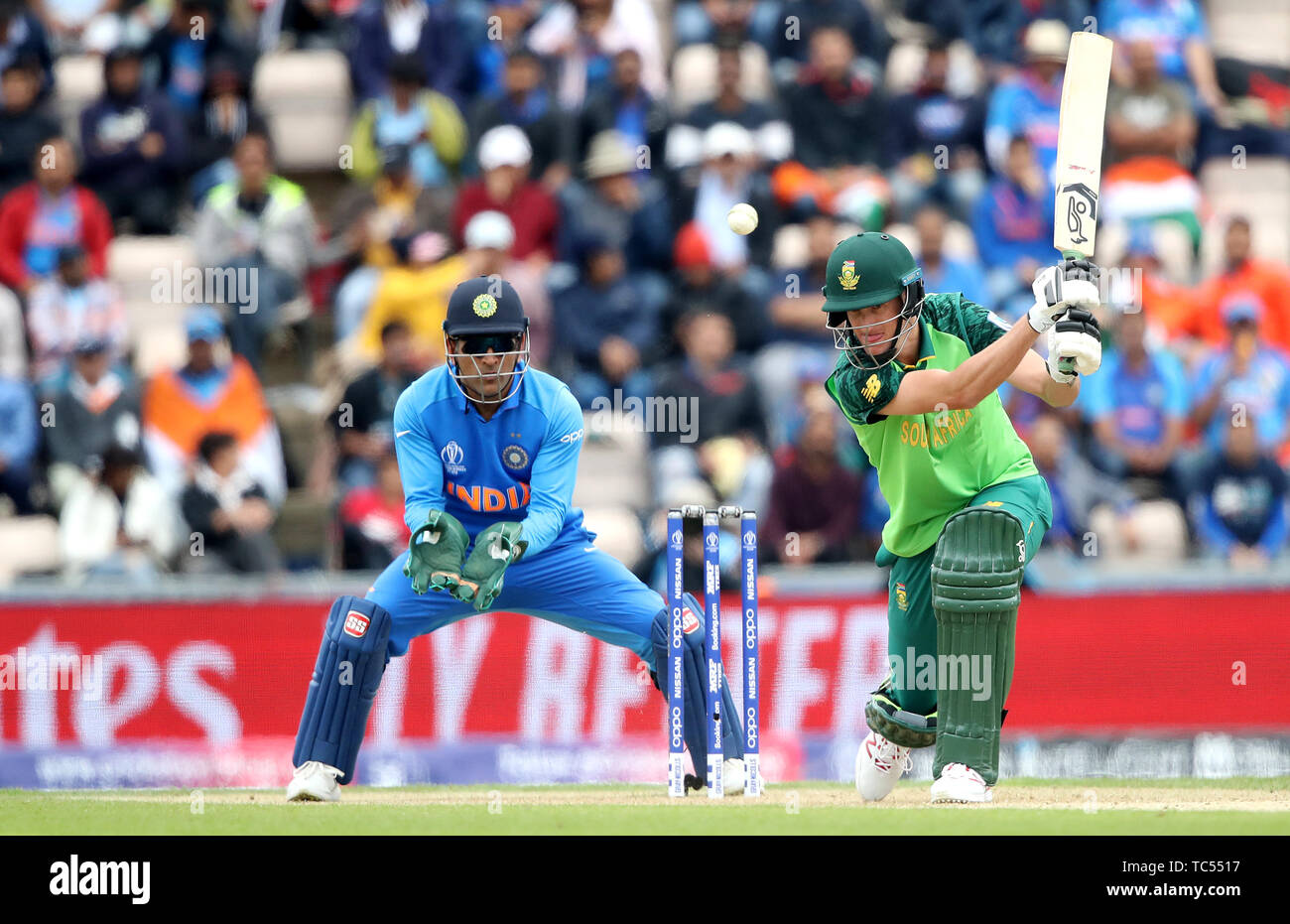 Süd afria's Chris Morris (rechts) in Aktion während der ICC Cricket World Cup group stage Gleiches an der Schüssel, Southampton, Hampshire. Stockfoto