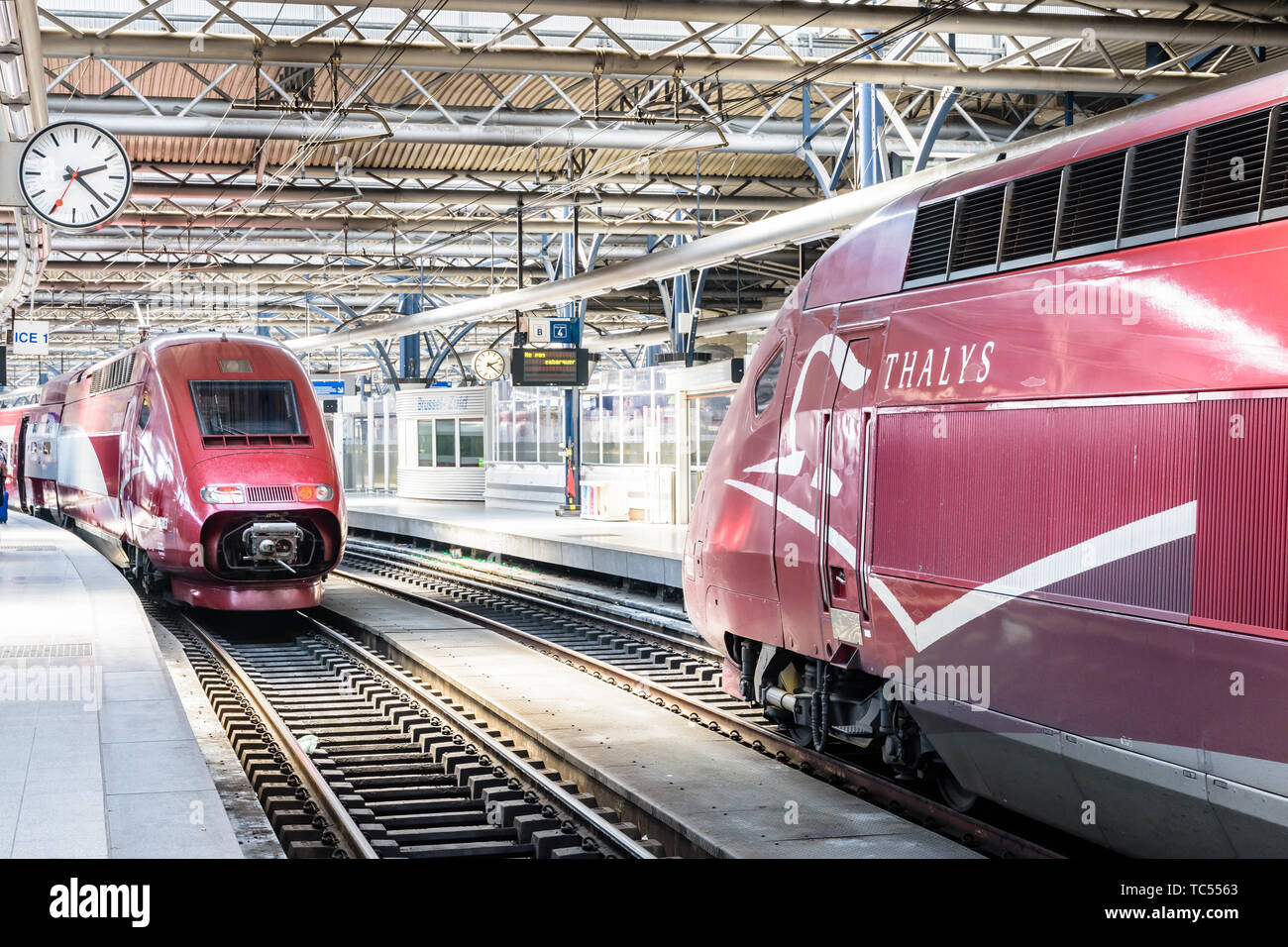 Zwei Thalys Hochgeschwindigkeitszüge Stationierung in Brüsseler Südbahnhof in Belgien. Stockfoto