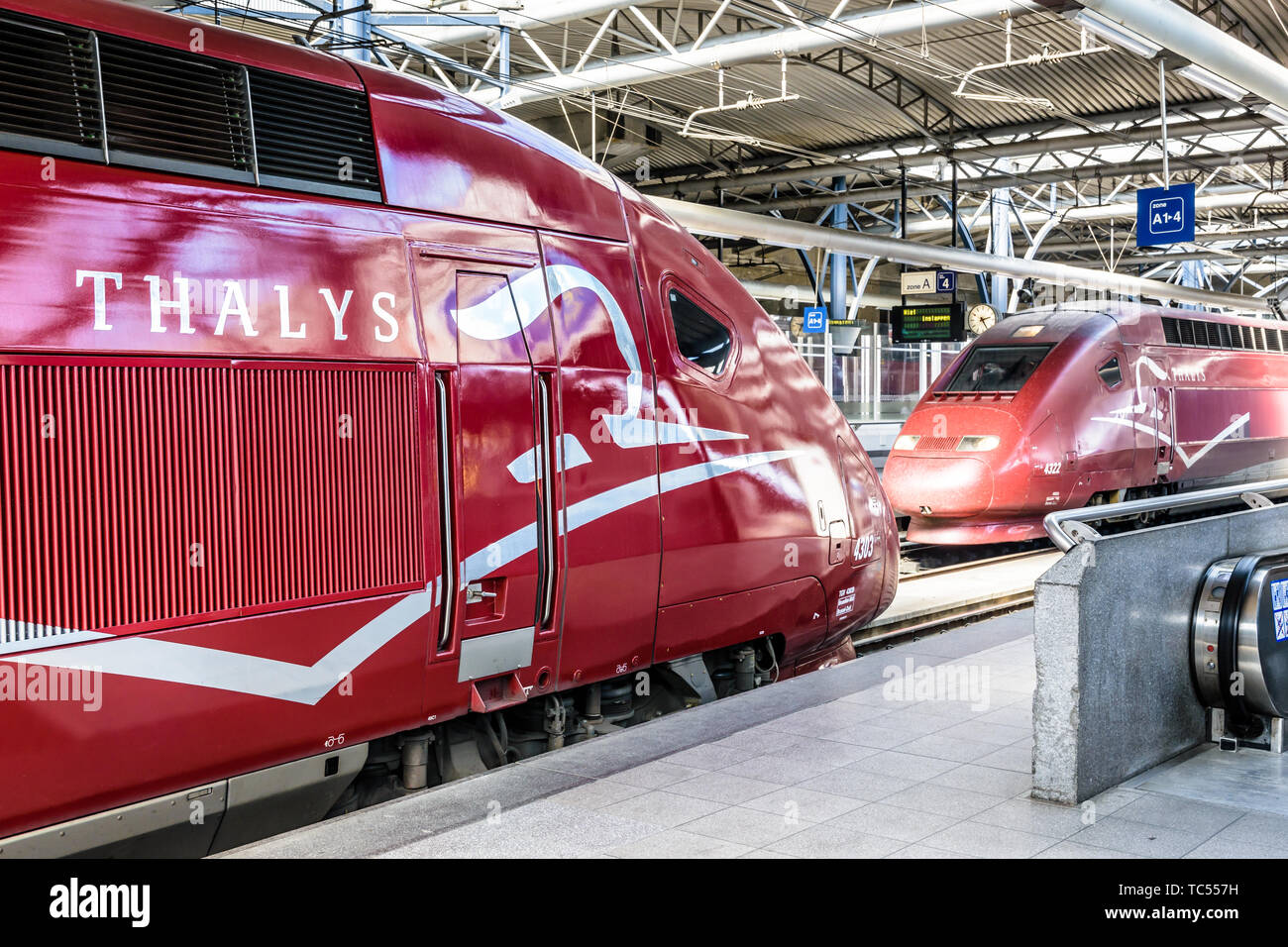 Zwei Thalys Hochgeschwindigkeitszüge Stationierung in Brüsseler Südbahnhof in Belgien. Stockfoto