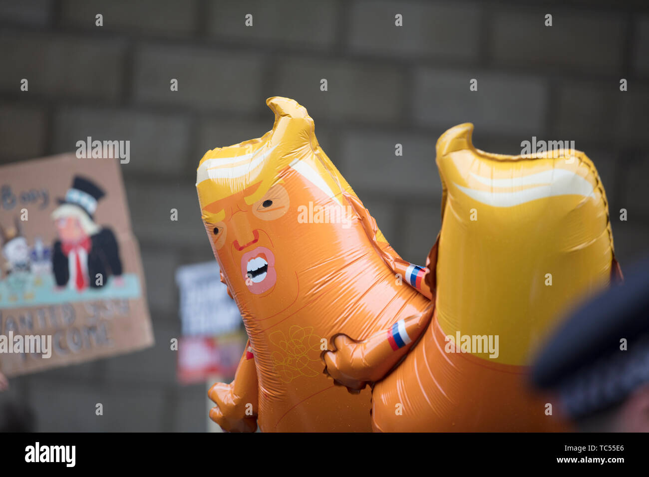 LONDON, Großbritannien - 4 Juni, 2019: Baby Donald Trump Heliumballons während ein Anti Trump Rallye in Central London Stockfoto
