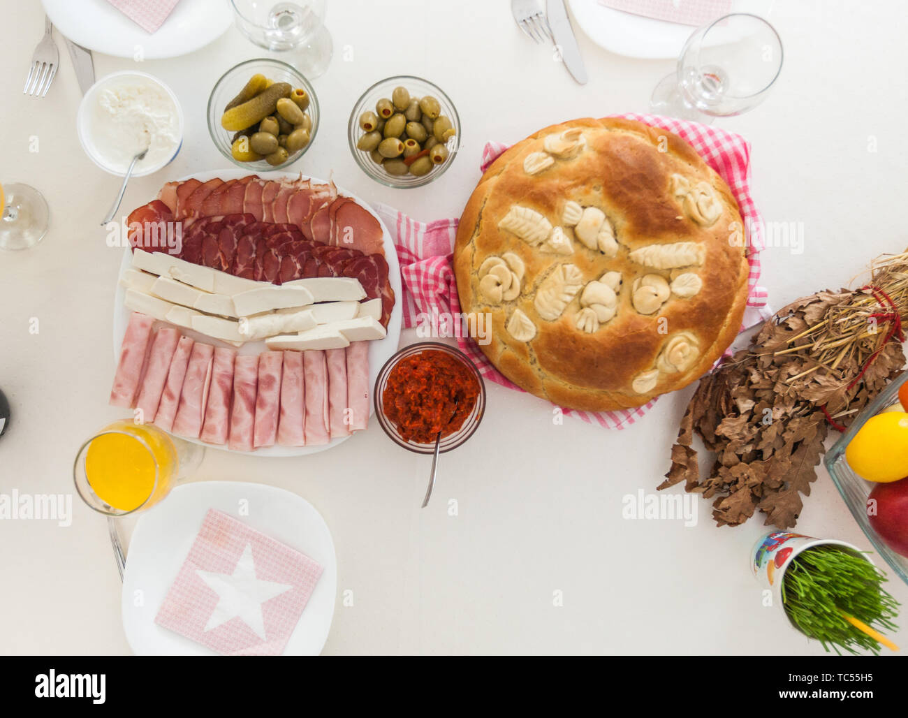 Hausgemachte Weihnachten Brot, traditionelle serbische Urlaub Brot am Tisch serviert werden. Stockfoto