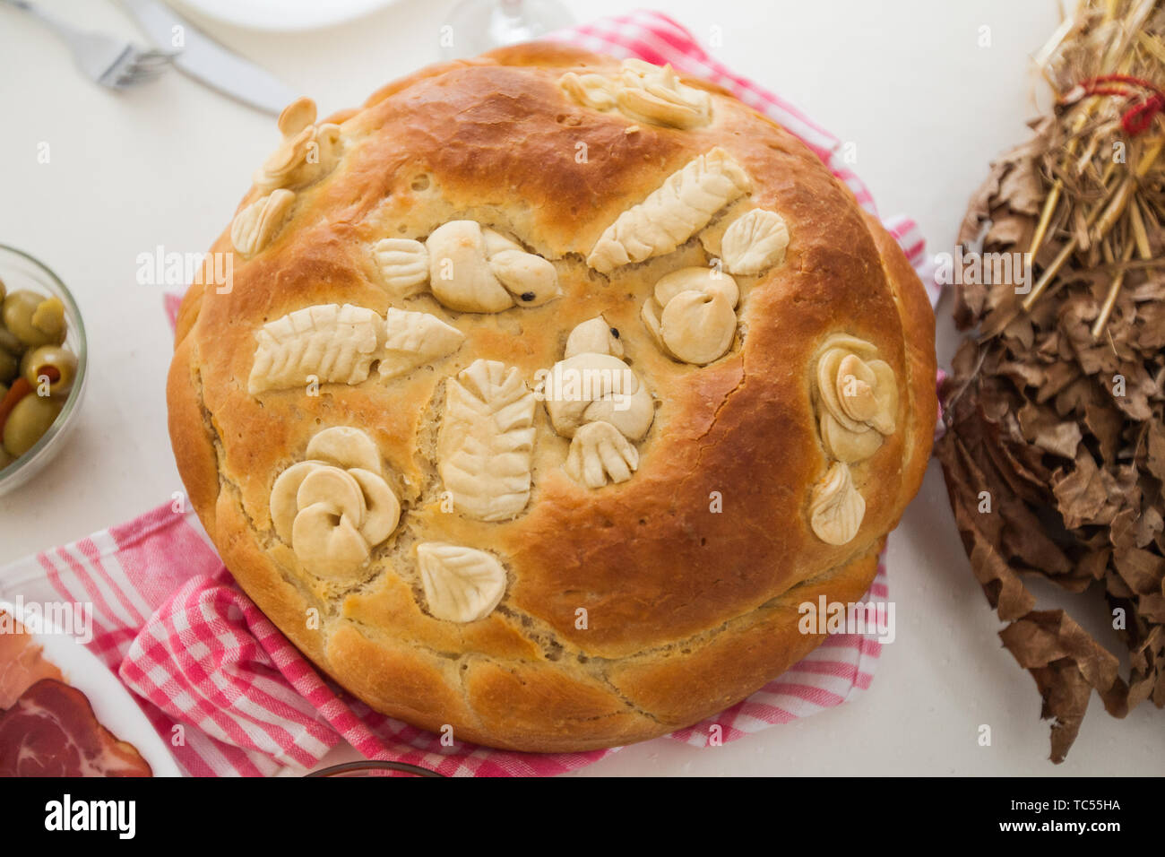 Hausgemachte Weihnachten Brot, traditionelle serbische Urlaub Brot am Tisch serviert werden. Stockfoto