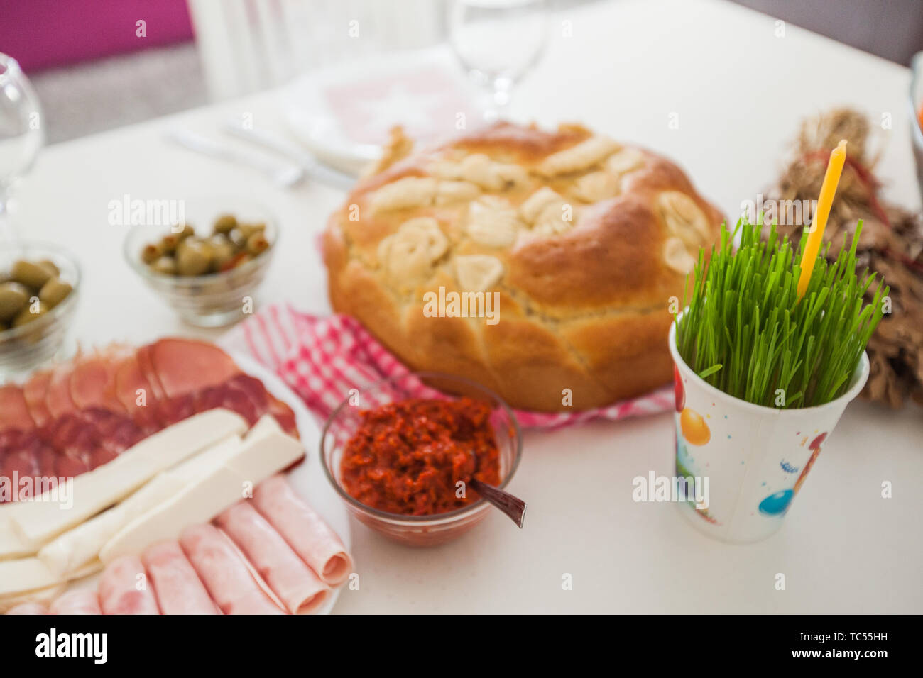Hausgemachte Weihnachten Brot, traditionelle serbische Urlaub Brot am Tisch serviert werden. Stockfoto