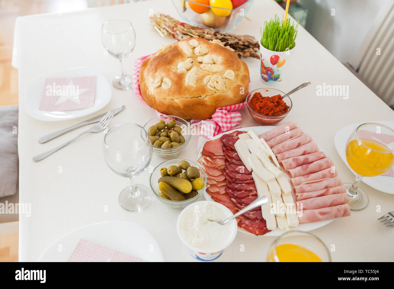 Hausgemachte Weihnachten Brot, traditionelle serbische Urlaub Brot am Tisch serviert werden. Stockfoto