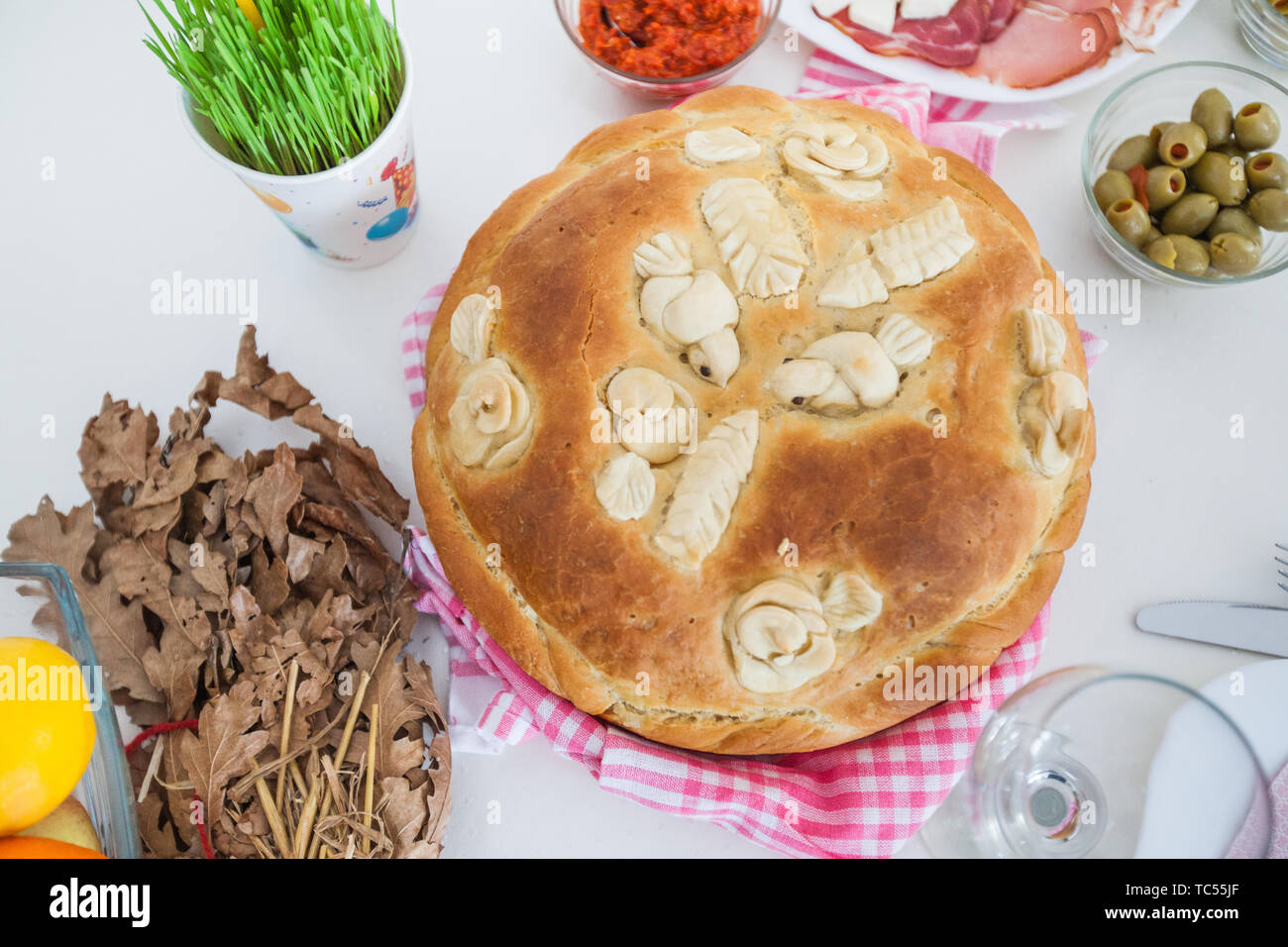 Hausgemachte Weihnachten Brot, traditionelle serbische Urlaub Brot am Tisch serviert werden. Stockfoto