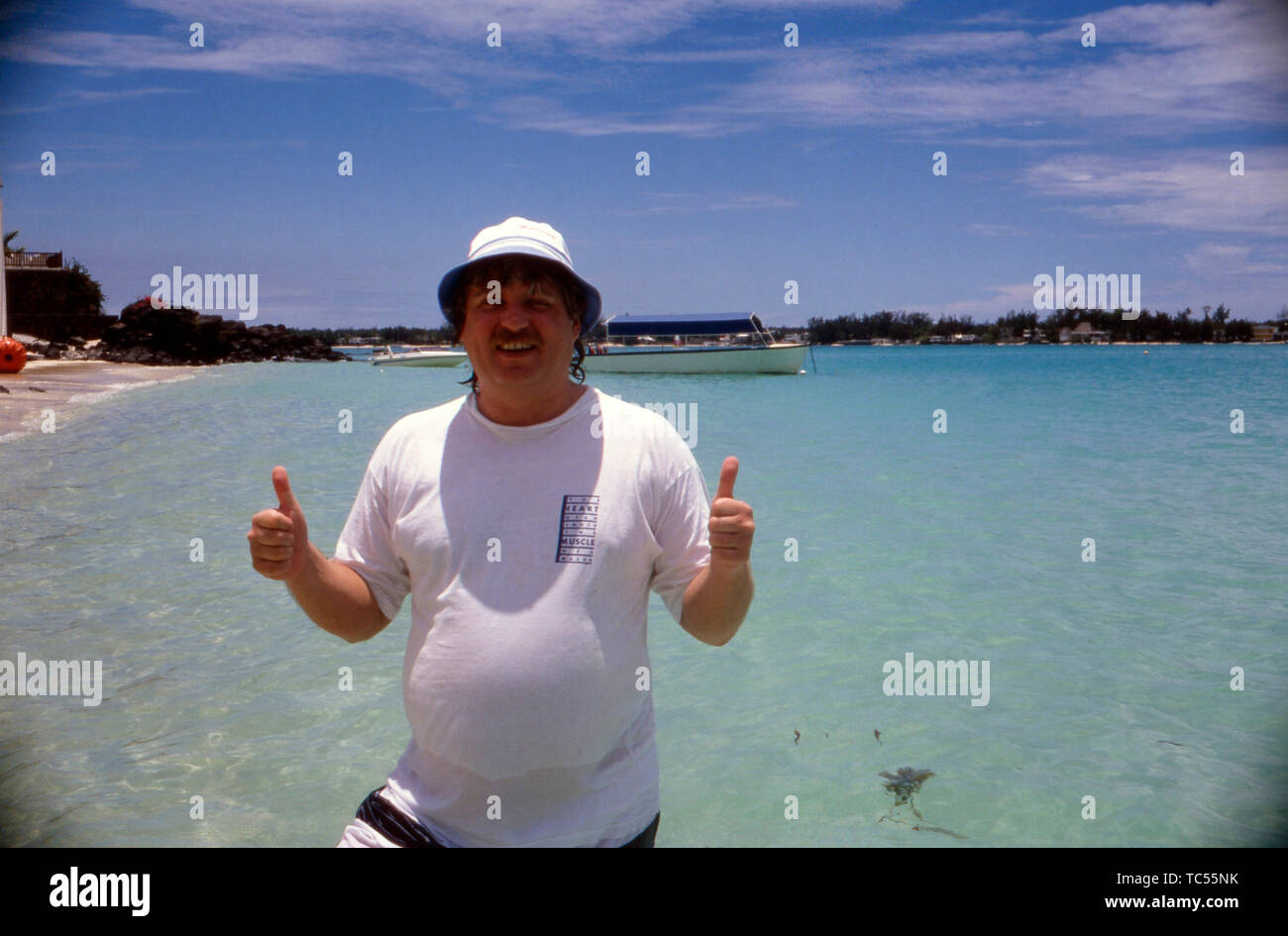 Der deutsche Sänger Klaus Baumgart posiert im Urlaub in unterschiedlichen Gesten am Strand vermutlich auf den Bahamas, Ca. 1970er. Der deutsche Sänger Klaus Baumgart stellt im Urlaub in verschiedenen Gesten am Strand wahrscheinlich auf die Bahamas, um 1970 n. Stockfoto