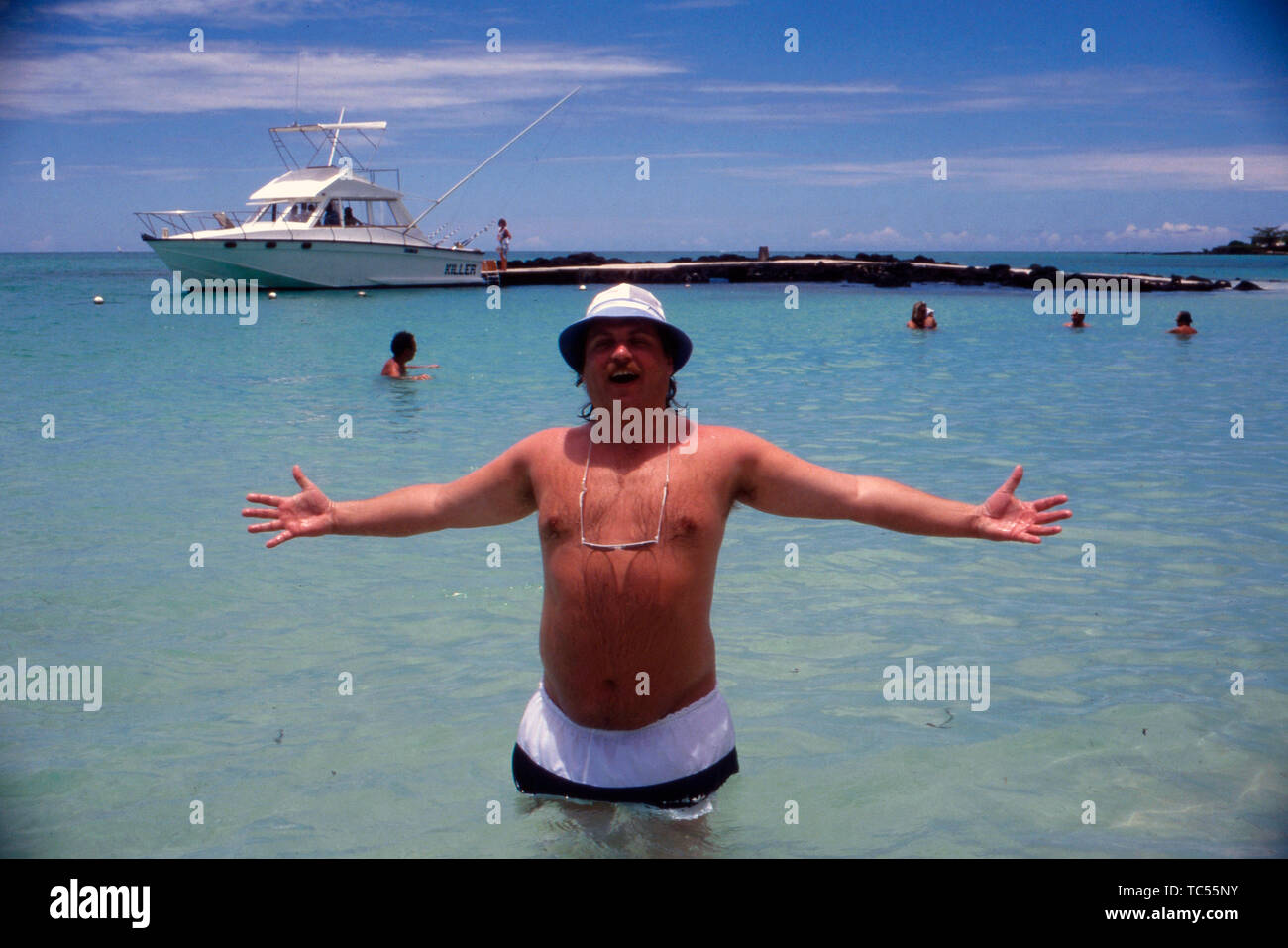 Der deutsche Sänger Klaus Baumgart posiert im Urlaub in unterschiedlichen Gesten am Strand vermutlich auf den Bahamas, Ca. 1970er. Der deutsche Sänger Klaus Baumgart stellt im Urlaub in verschiedenen Gesten am Strand wahrscheinlich auf die Bahamas, um 1970 n. Stockfoto