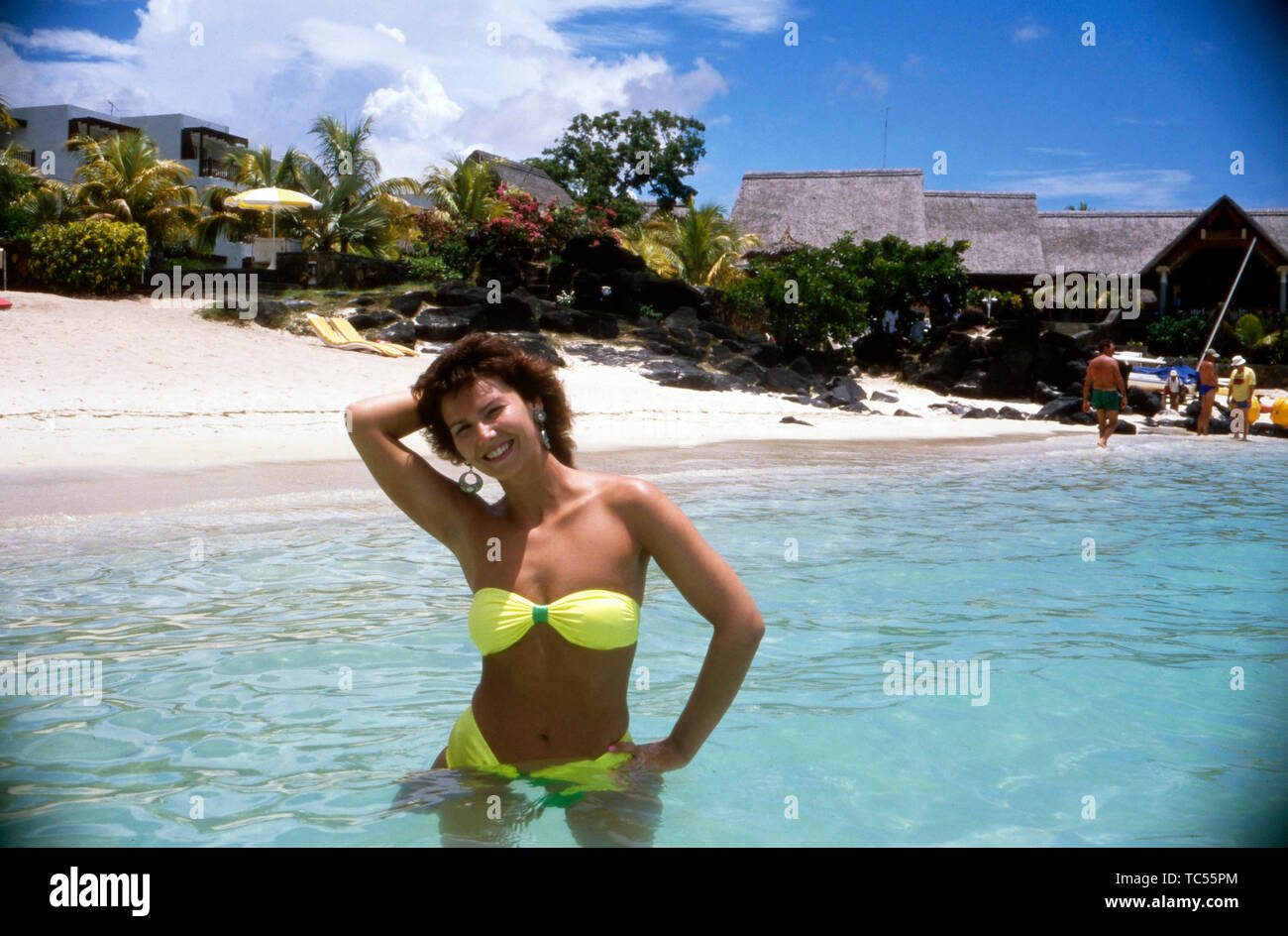 Ilona Schulz-Baumgart, die Ehefrau vom Schlagersänger Klaus Baumgart vom Gesangsduo Klaus & Klaus, posiert im Bikini am Strand im Urlaub vermutlich auf den Bahamas, Ca. 1970er. Ilona Schulz-Baumgart, die Frau des Pop Sänger Klaus Baumgart der singenden duo Klaus & Klaus, stellt in einem Bikini am Strand wahrscheinlich Urlaub auf den Bahamas, Ca. 70er Jahre. Stockfoto