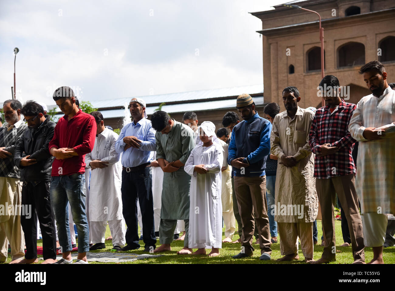 Kaschmir muslimische Gläubige mit Eid-ul-Fitr Gebet an der Jamia Masjid in Srinagar. Eid-ul-Fitr Festival markiert das Ende der heiligen Fastenmonats Ramadan. Stockfoto