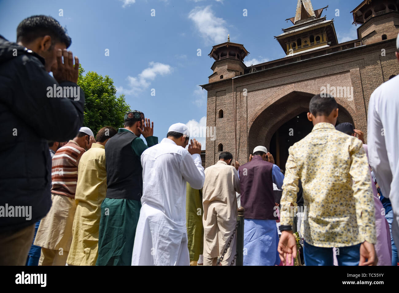 Kaschmir muslimische Gläubige mit Eid-ul-Fitr Gebet an der Jamia Masjid in Srinagar. Eid-ul-Fitr Festival markiert das Ende der heiligen Fastenmonats Ramadan. Stockfoto