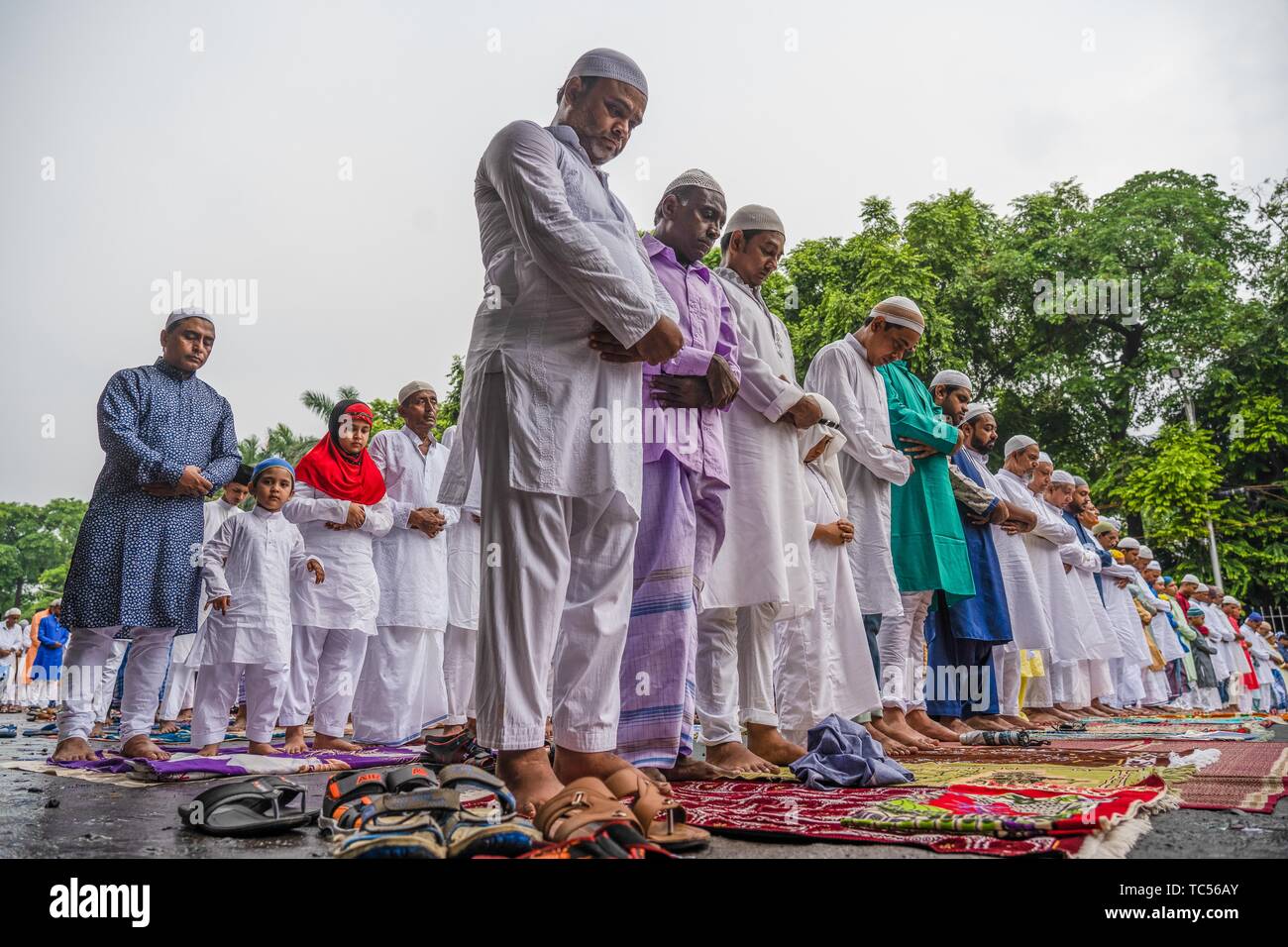 Indische muslimischen Gläubigen bieten Eid al Fitr Gebete Ende des heiligen Fastenmonats im Park Circus in Kolkata, Indien zu markieren. Muslime auf der ganzen Welt feiern das Eid al-Adha, hat keine bestimmte Zeitdauer und Festival, das zum Ende des Fastenmonats Ramadan. Feierlichkeiten beginnen mit einem besonderen Gebet am frühen Morgen in den Moscheen und Freiflächen und später auf Feste und Festivals. Stockfoto