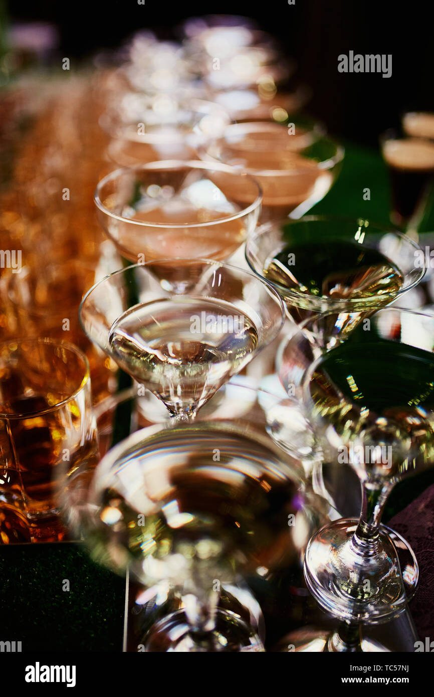 Gläser mit Cognac, Whiskey stehen auf der Bar. Sehr viele Gläser mit Cognac. Alkohol in die Gläser. Verschiedenen alkoholischen Getränken stehen auf Bar. Gläser w Stockfotografie