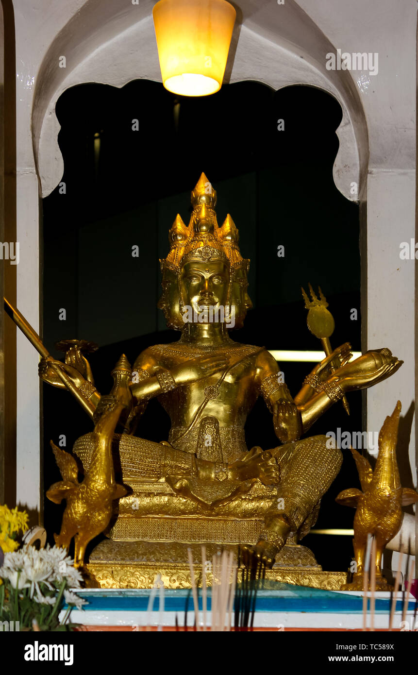 Kleiner Altar der Anbetung Phra Phrom, Gott der die manifestierte Welt in Bangkok. Stockfoto