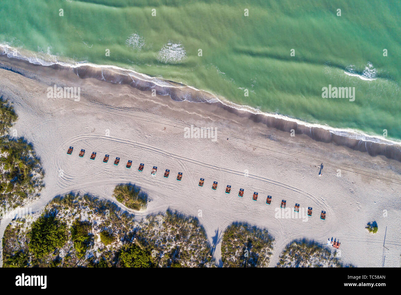 Captiva Island Florida, Golf von Mexiko, Strandwellen, Surf-Liegestühle, Luftaufnahme von oben, FL190508d08 Stockfoto