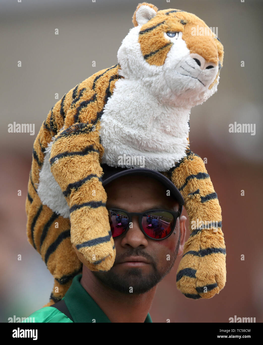 Ein bangladesch Ventilator mit einem Tiger auf seinem Kopf während der ICC Cricket World Cup group Phase Match am Oval, London. Stockfoto