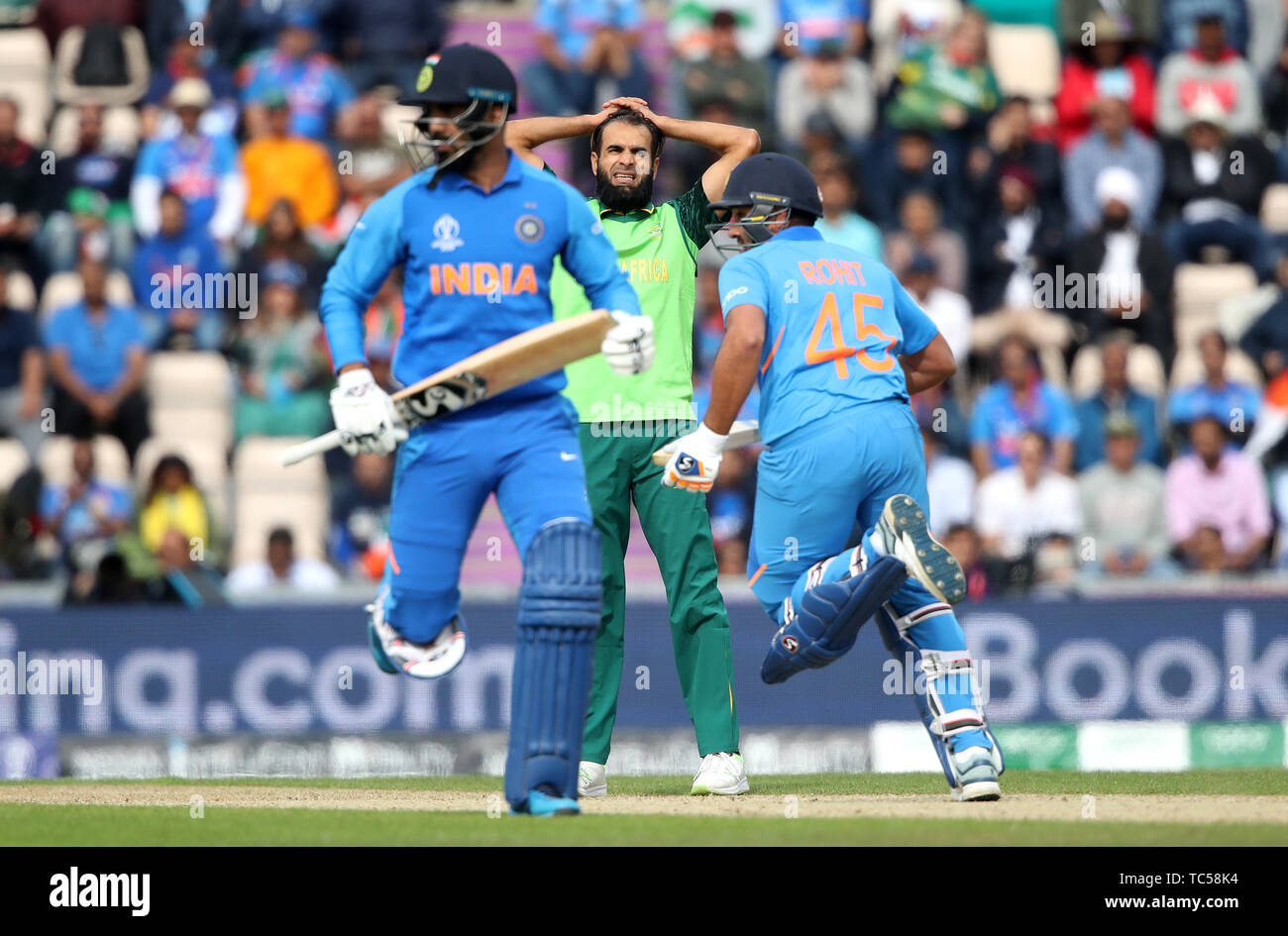 Südafrikas Imran Tahir (Mitte) ist frustriert, als Indien Spieler vier Durchläufe während der ICC Cricket World Cup group stage Gleiches an der Schüssel, Southampton, Hampshire. Stockfoto