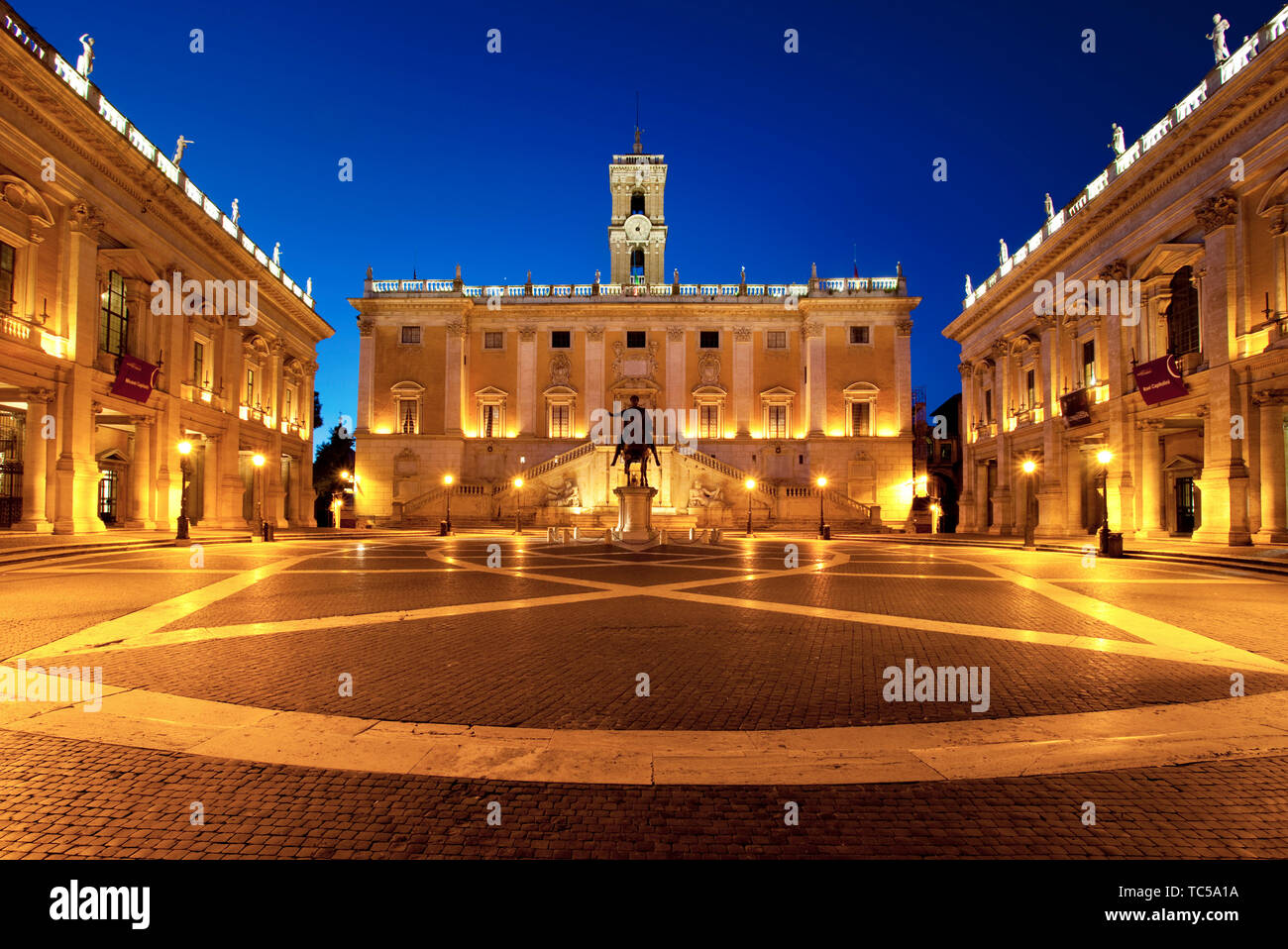 Palazzo Senatorenpalast und Piazza Campidoglio auf dem Kapitol in der Morgendämmerung, Rom, Latium Italien Stockfoto