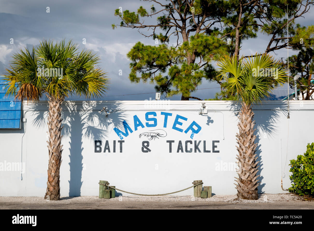 Eine klassische Doppeldeutigkeit - Master Bait & angehen, Angeln Supply Store in Bonita Springs, Florida, USA Stockfoto