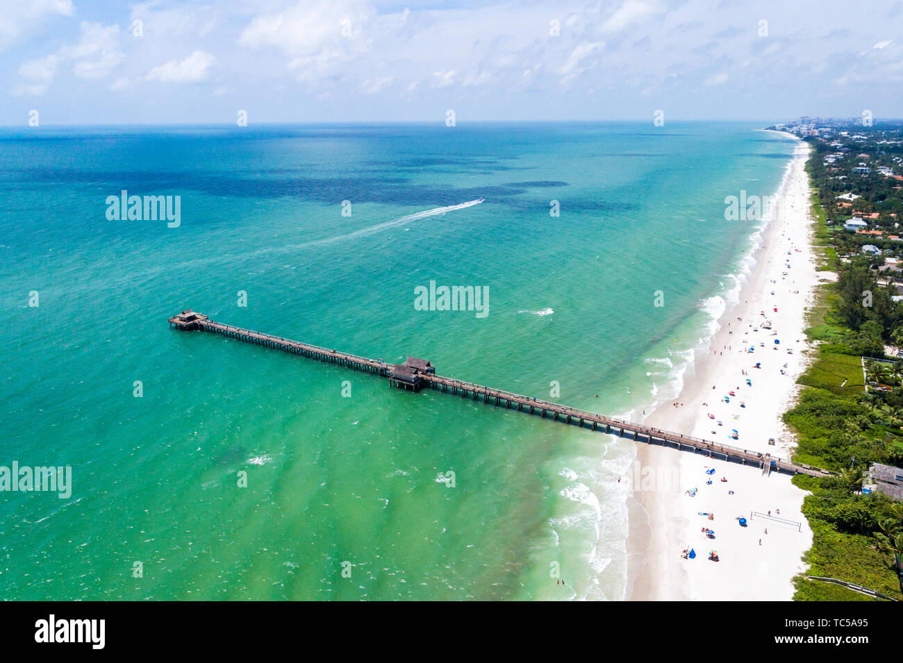Naples, Florida, historischer Pier am Golf von Mexiko, öffentliche Strandstrände, Vogelperspektive oben aus der Luft, Besucher reisen Reisetouristen Stockfoto