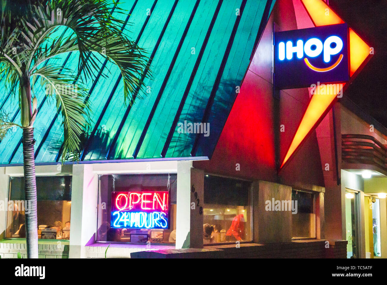 Miami Beach, Florida, North Beach, Collins Avenue, IHOP International House of Pancakes, Außenansicht, Abenddämmerung, Restaurant Restaurants Essen Essen Essen Essen Cf Stockfoto