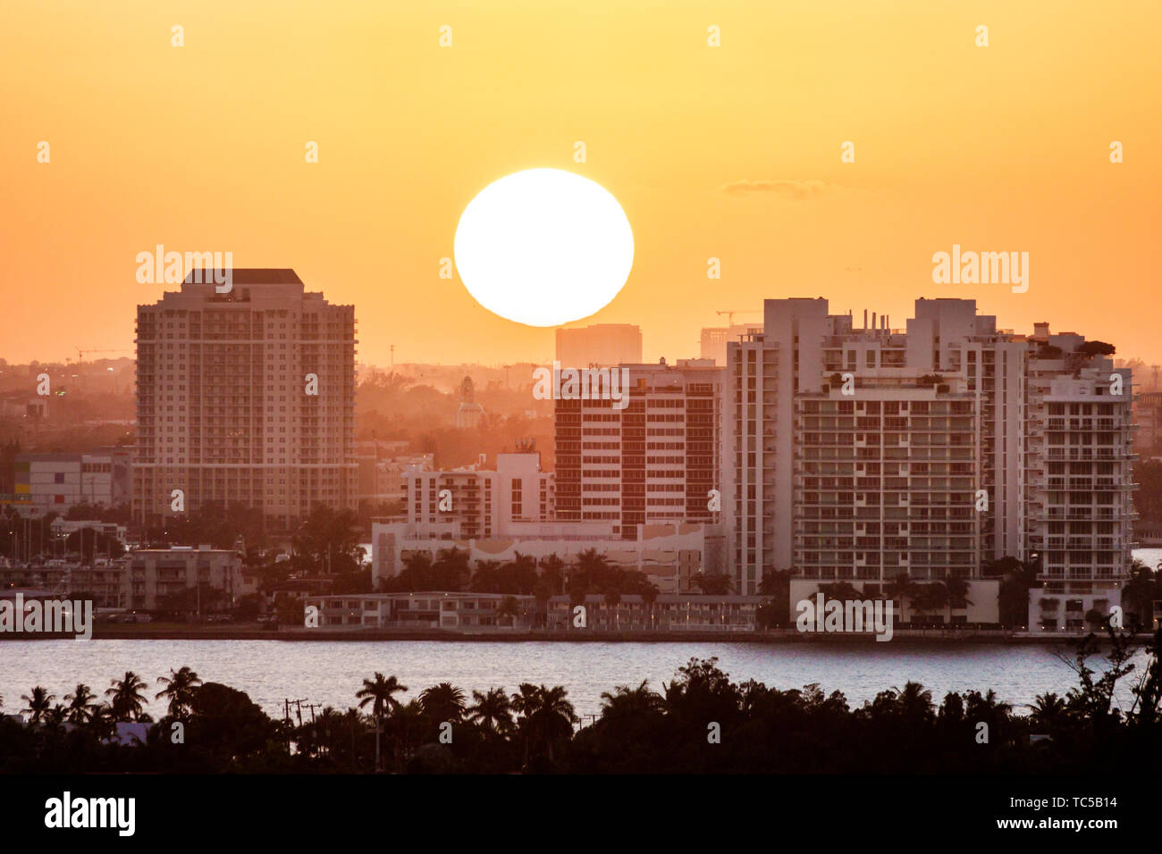 Miami Beach Florida, Biscayne Bay, Sonnenuntergang, Mare Azur Miami by Grand Bay, Hotel, Harbour Island, Hochhaus Wolkenkratzer Gebäude Condomini Stockfoto