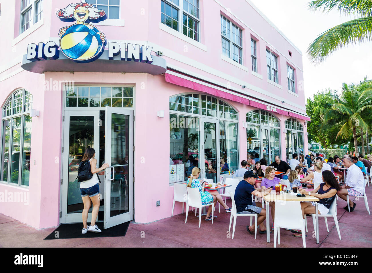 Miami Beach, Florida, South Beach, Big Pink, Restaurants, Restaurants, Restaurants, Restaurants, Restaurants, Cafés, Vordereingang, Außenterrasse, Außenterrasse, Tische, Essstraße Stockfoto