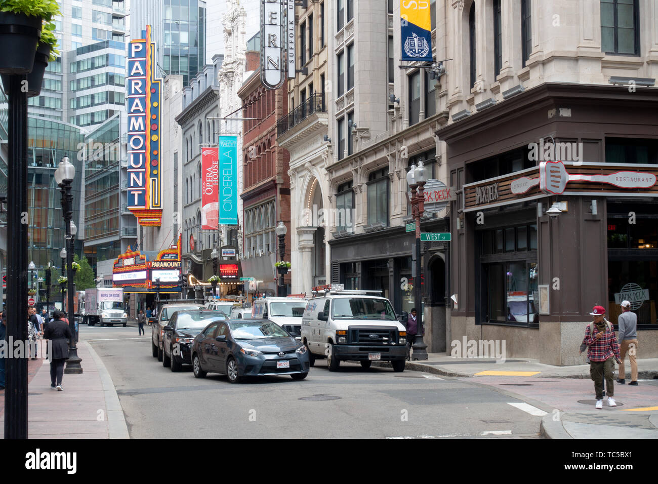 Washington Street in Boston mit Anzeichen für das Emerson College Paramount Theater und dem Boston Opera House Stockfoto