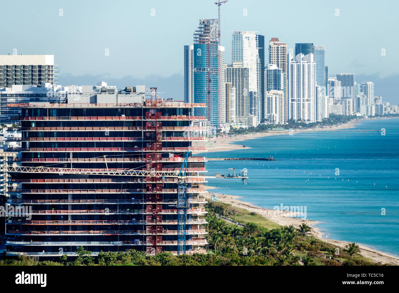 Florida, Surfside, Sunny Isles Beach, Hochhaus Wolkenkratzer Gebäude Gebäude Eigentumswohnung Wohnapartment Wohnungen Gehäuse, Gebäude, Stockfoto