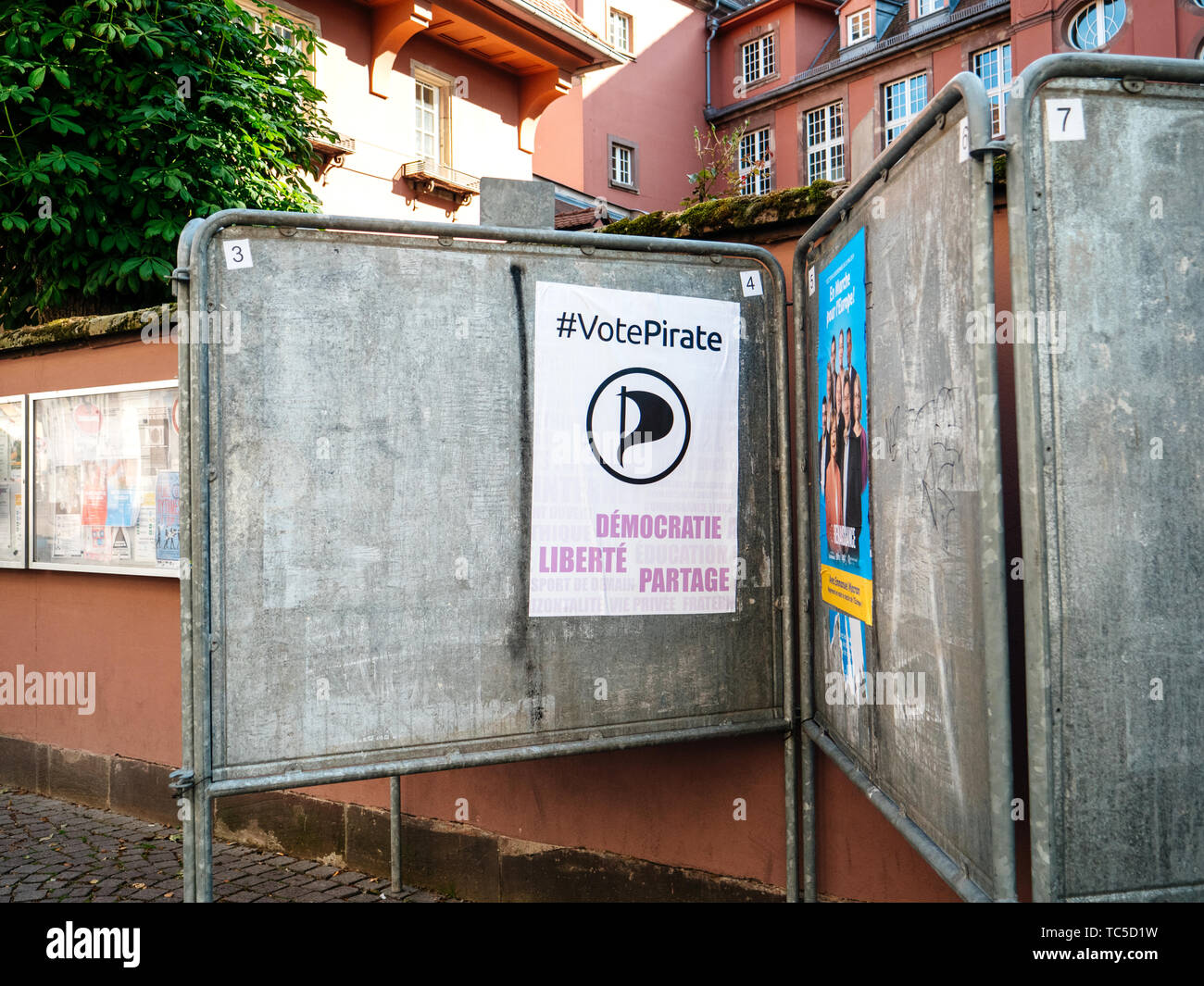 Straßburg, Frankreich, 26. Mai 2019: Plakate auf der Straße für 2019 Wahlen zum Europäischen Parlament mit Piratenpartei Stockfoto