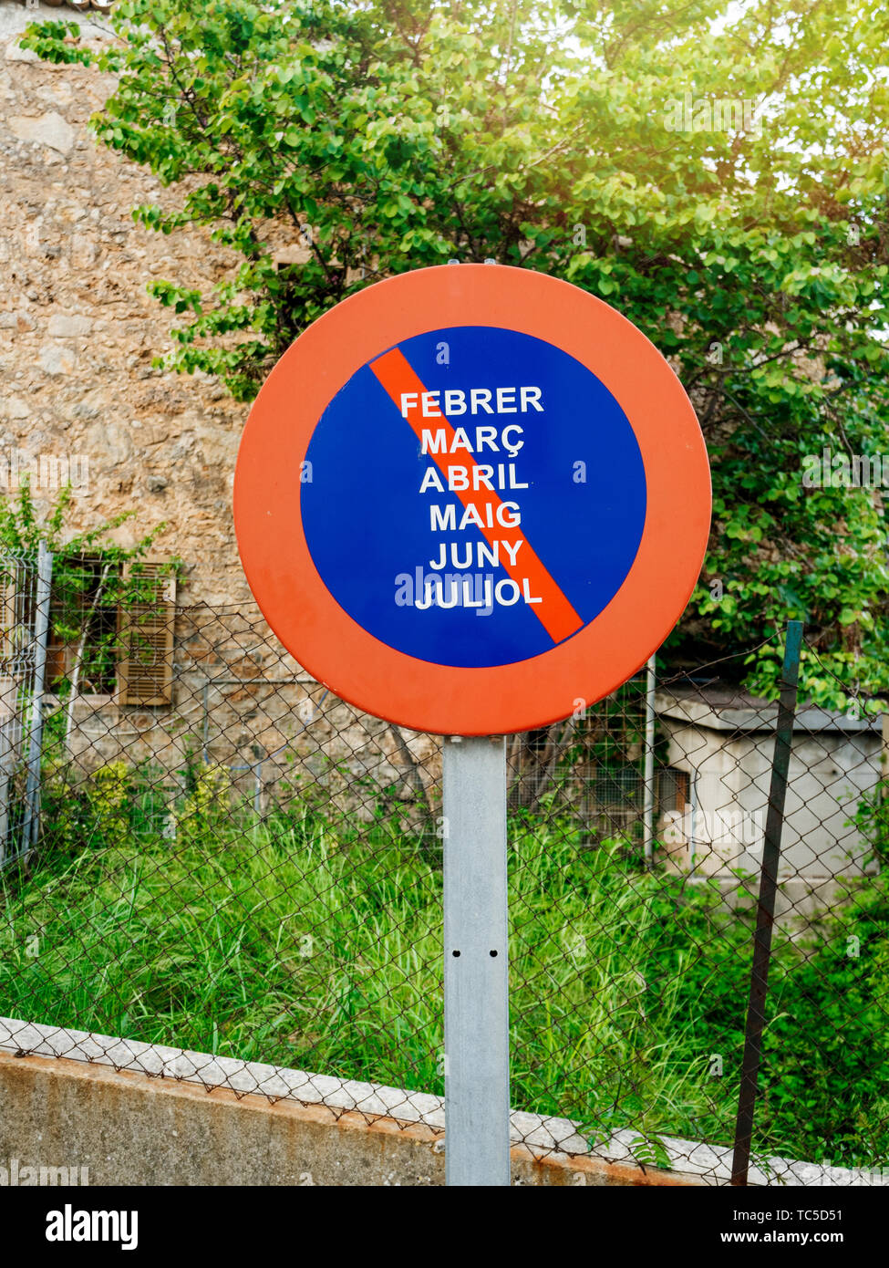 Kein Parkplatz Schild in Spanien verbot das Auto oder andere motorisierte Fahrzeuge in den Monaten Februar, März, April, Mai, Juni und Juli zu parken Stockfoto