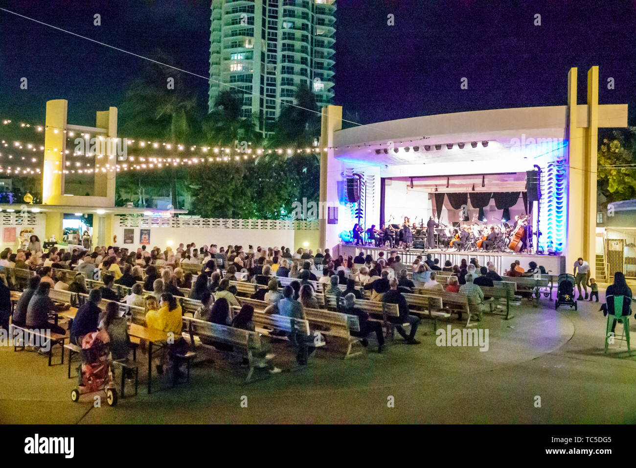 Miami Beach Florida, North Beach Bandshell, Beethoven am Strand kostenloses Konzert mit klassischer Musik, Gemeindeorchester, Opernsängerin, Frau Frauen, Hirsch Stockfoto