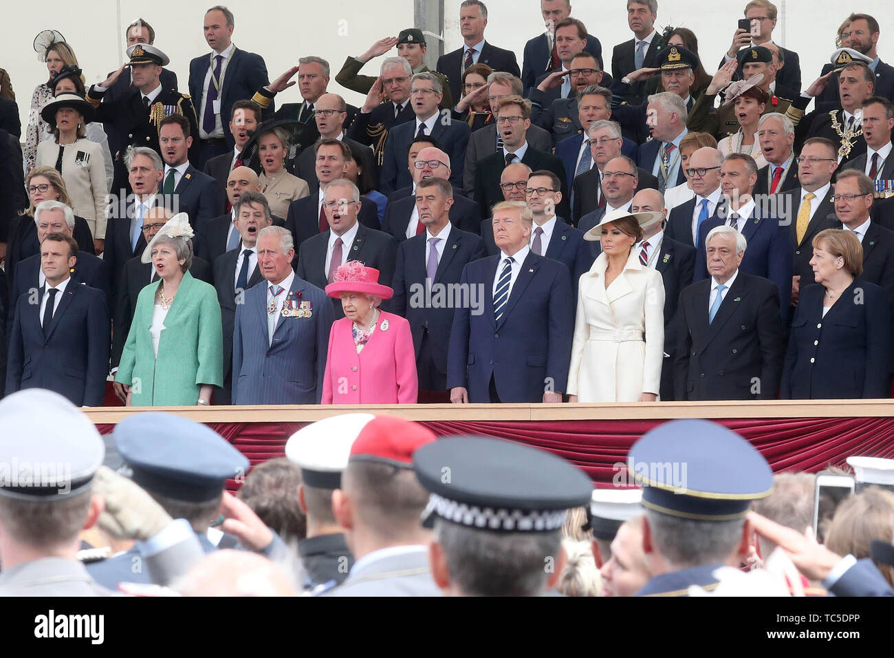 (Von links nach rechts) Der französische Präsident Emmanuel Längestrich, Premierminister Theresa May, der Prinz von Wales, Queen Elizabeth II, US-Präsident Donald Trump, Melania Trump, Präsident Griechenlands Prokopis Pavlopoulos und Bundeskanzlerin Angela Merkel während der Gedenkfeiern zum 75. Jahrestag der D-Day Landungen in Southsea Common, Portsmouth. Stockfoto