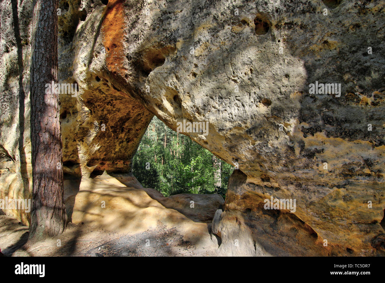 Rock Tor in das Naturdenkmal Theater, Hamr na Jezere, Bezirk Ceska Lipa, Region Liberec entfernt Stockfoto