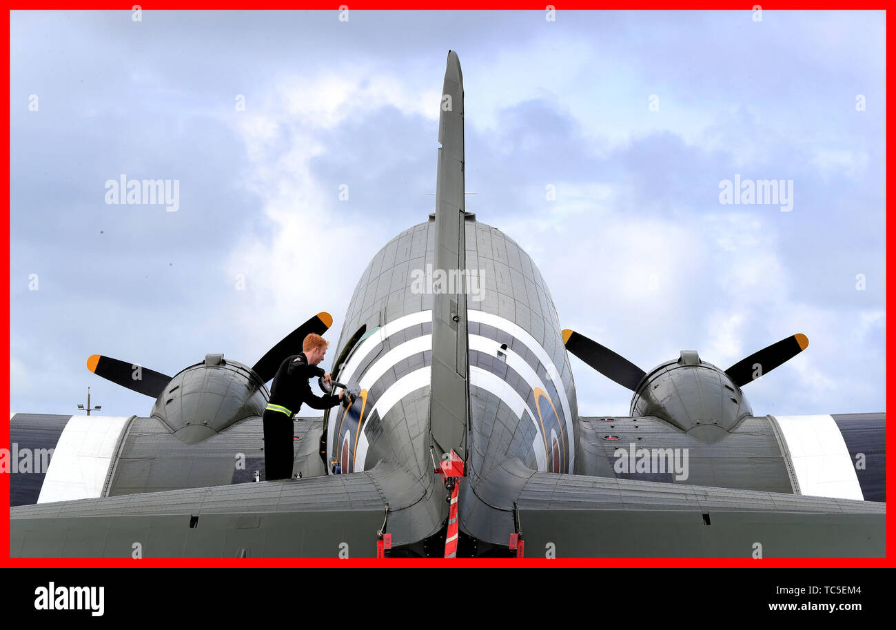 Ein C 47 Dakota, die während der D-Day Invasion ist in Le Havre Airport in Frankreich bereit, sich in eine Gedenktafel Fallschirm drop der Invasion zu markieren zu nehmen vor 75 Jahren flog. Stockfoto