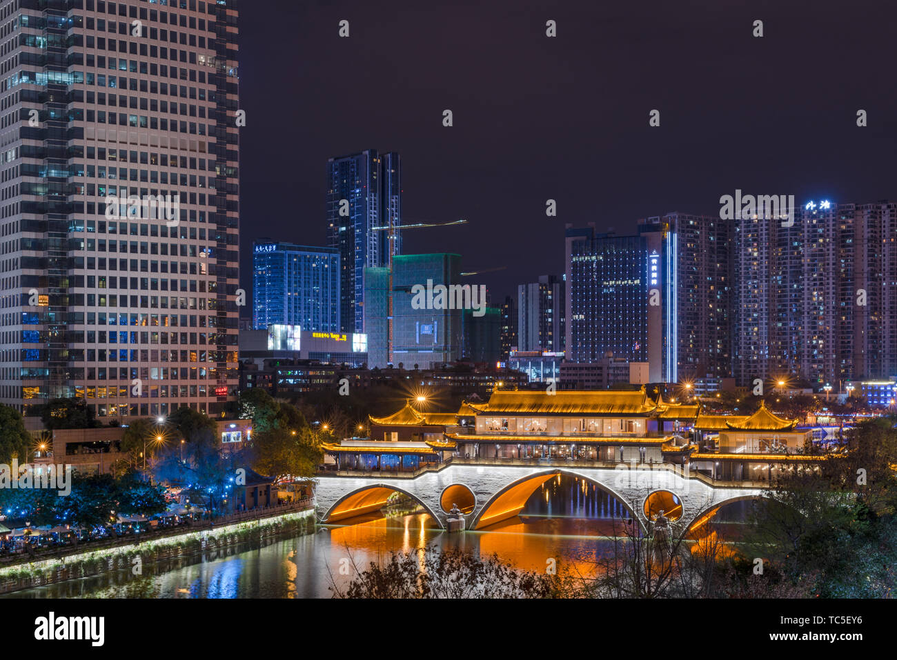 Nachtansicht von Anshun Brücke, Chengdu Stockfoto