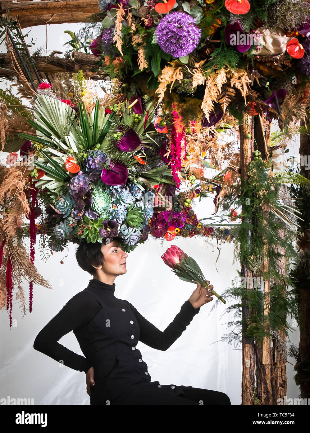 Sonnige Gill posiert in einer ?oral die Krönung Kopfbedeckung bei Ausstellung von Ruthie Ford und Emma McGeehan, während der Rhs Chatsworth Flower Show, am Ufer des Flusses Derwent im Peak District National Park. Stockfoto