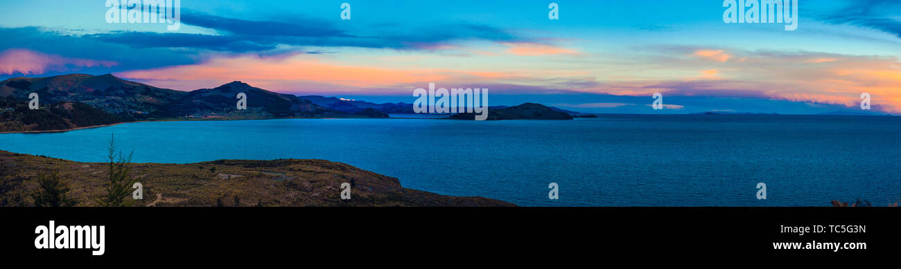 Südamerika, Südamerika, Peru, titikaka See, titikaka See, titikakasee, Panoramaaussicht, Sonnenuntergang, Sonnenuntergang, Sonnenuntergang, Sonne, Wolken, Himmel, Steine, Totem Stockfoto