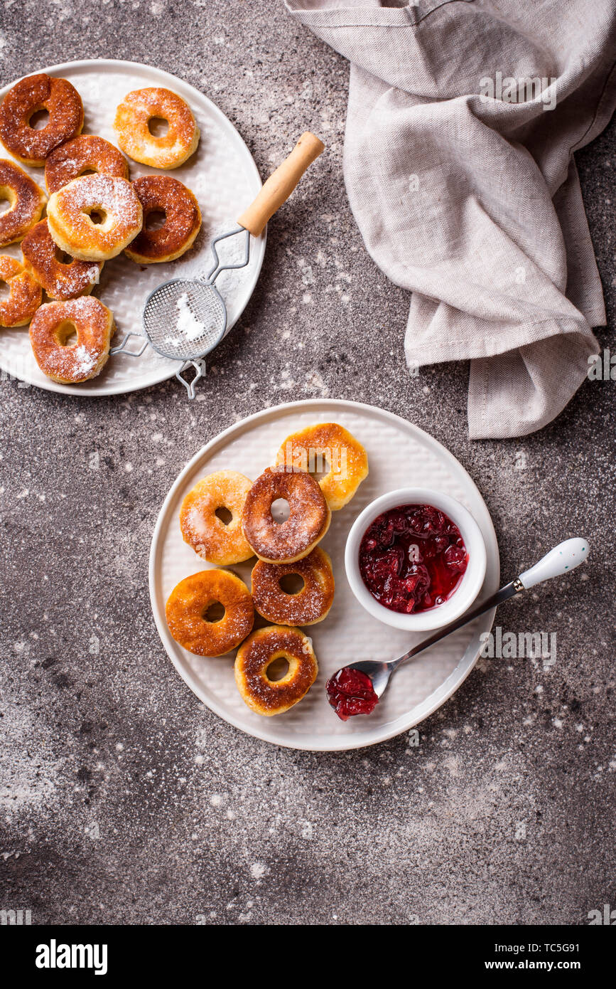 Hausgemachten Krapfen mit Rose jam Stockfoto