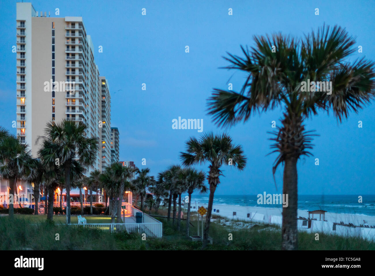 Panama City Beach, Florida - Dämmerung am Golf von Mexiko Strand, der mit hohen Wohnhäusern und Resorts gesäumt ist. Stockfoto