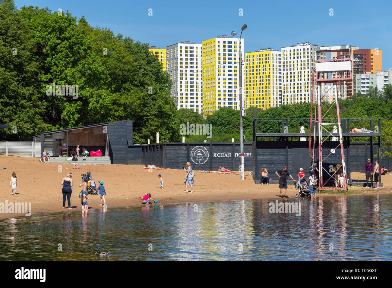 Chimki, Russland - Juni 3. 2019. Jasnaja Poljana - Beach Complex in der Stadt Stockfoto