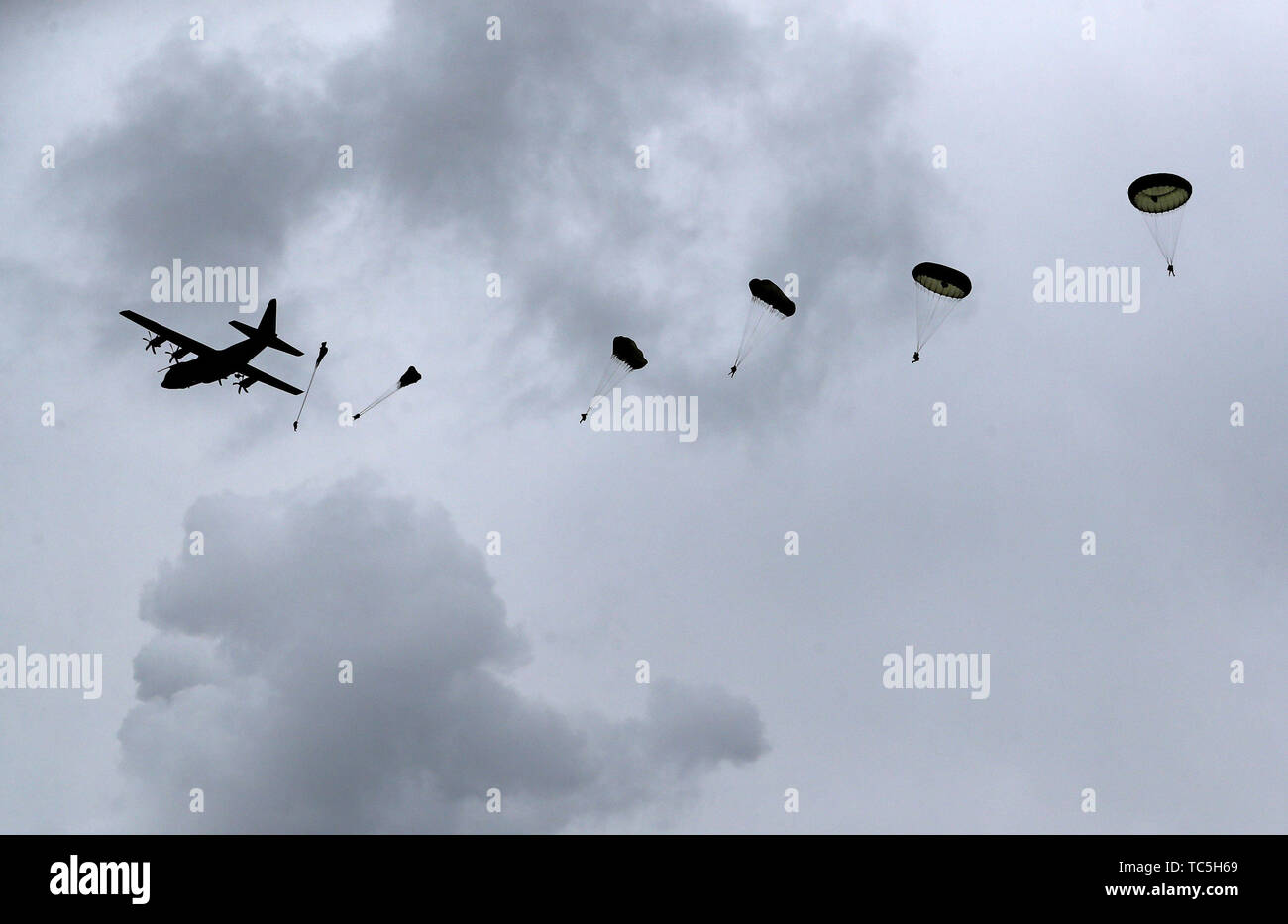 Ein Commemorative Fallschirm Abstieg erfolgt über Sannerville, Frankreich, während der Gedenkfeiern zum 75. Jahrestag der D-Day Landungen. Stockfoto