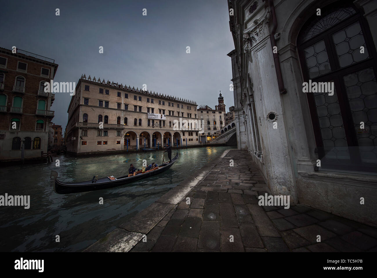 Der Film wurde in der italienischen Stadt Venedig gefilmt, einem berühmten touristischen und industriellen Stadt im Nordosten Italien und die Hauptstadt der Region Venetien. Es war einst das Zentrum der Republik Venedig, die Perle der Adria bekannt. Seine Architektur, Gemälde, Skulpturen, Opern und so weiter haben einen sehr wichtigen Platz und Einfluss in der Welt. Stockfoto