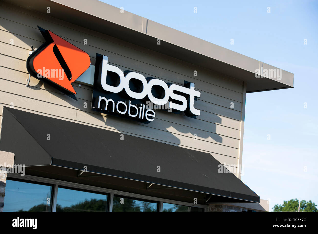 Ein logo Zeichen außerhalb einer Boost Mobile Store in Martinsburg, West Virginia am 4. Juni 2019. Stockfoto