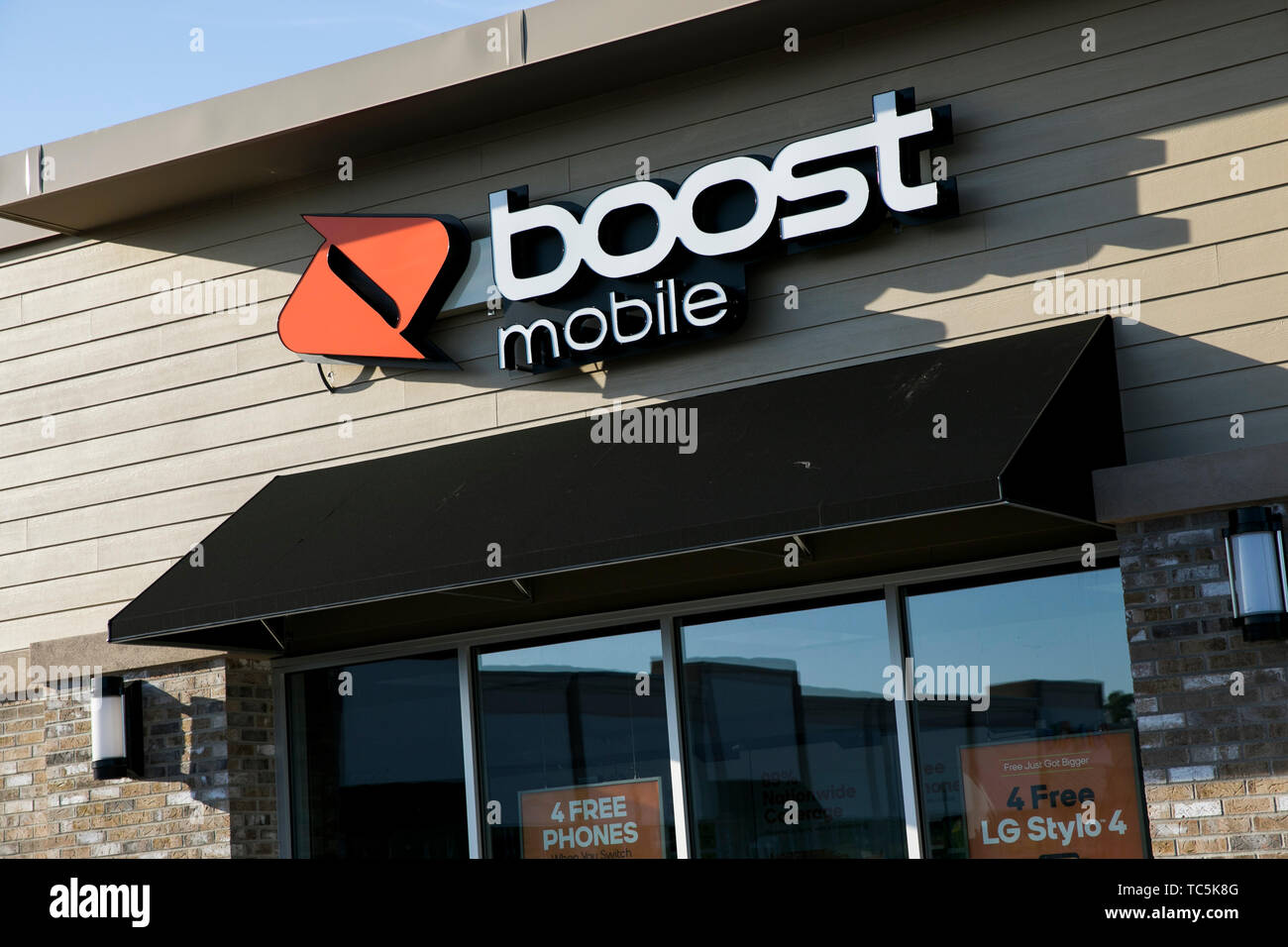 Ein logo Zeichen außerhalb einer Boost Mobile Store in Martinsburg, West Virginia am 4. Juni 2019. Stockfoto