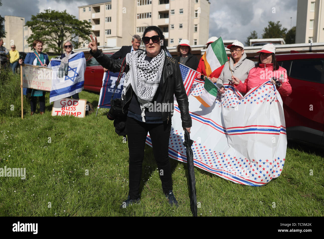 Die Befürworter der US-Präsident Donald Trump sammeln in der Nähe Flughafen Shannon nach seiner Ankunft für seinen Besuch in der Republik Irland. Stockfoto
