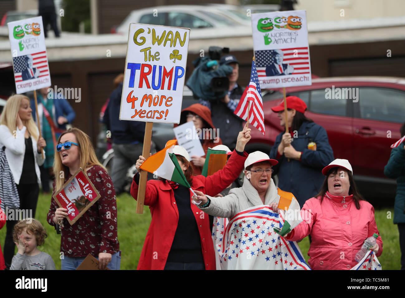 Die Befürworter der US-Präsident Donald Trump sammeln in der Nähe Flughafen Shannon nach seiner Ankunft für seinen Besuch in der Republik Irland. Stockfoto