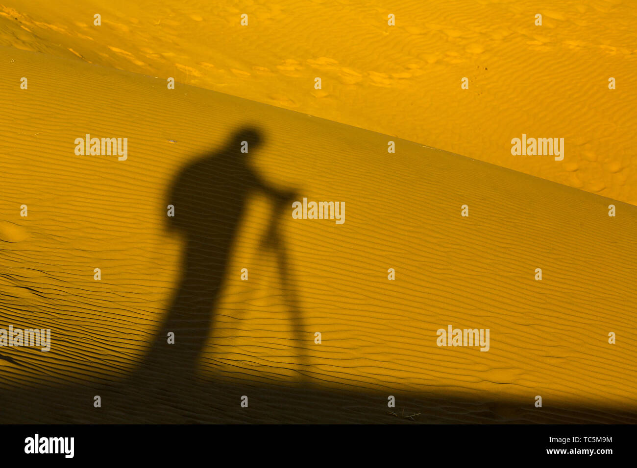 Der Schatten eines Menschen in den Sand der Wüste Stockfoto