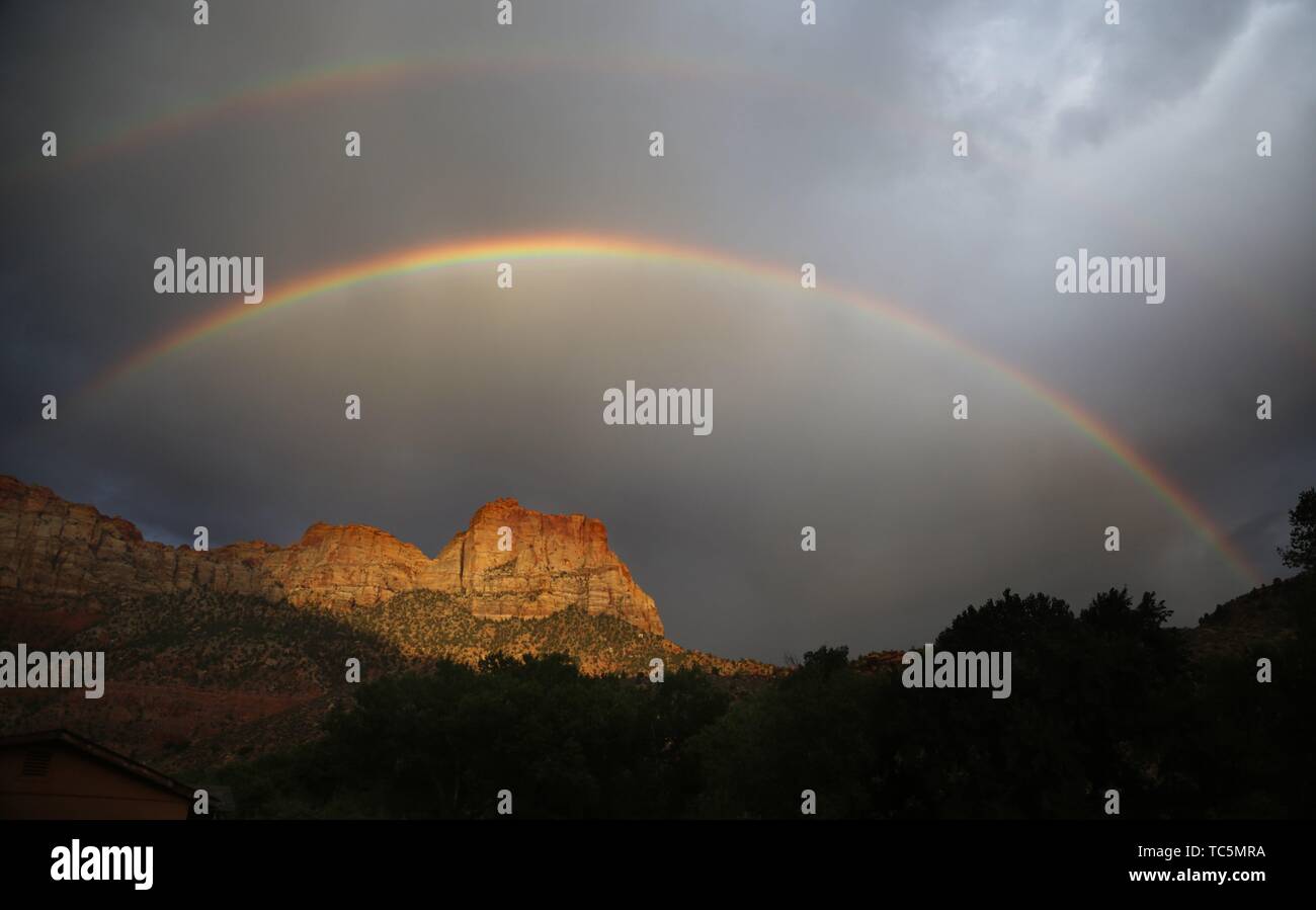 Ein Regenbogen erscheint über Zion Canyon, Zion National Park, Utah. Stockfoto