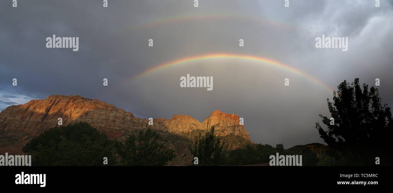 Ein Regenbogen erscheint über Zion Canyon, Zion National Park, Utah. Stockfoto