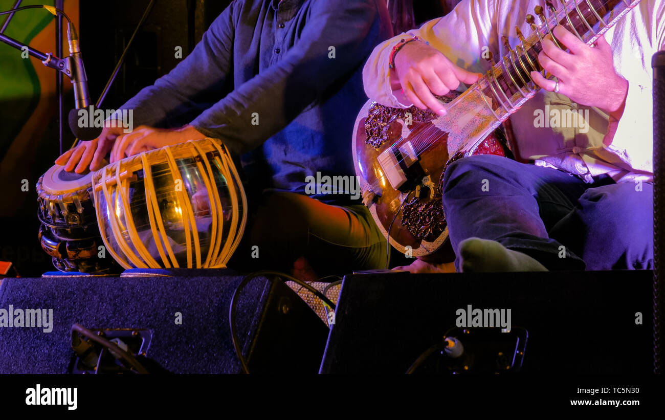 Zwei Männer spielen traditionelle indische Tabla und Sitar Stockfoto
